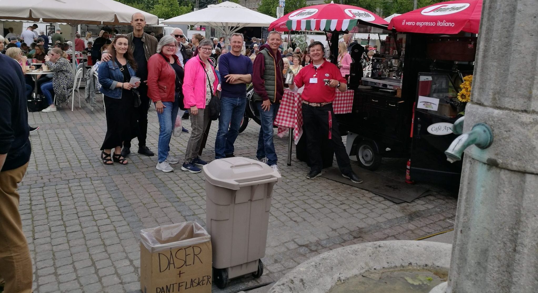 Lej en kaffevogn – Café Apes italienske Piaggio Ape-kaffescooter til events i hele Danmark
