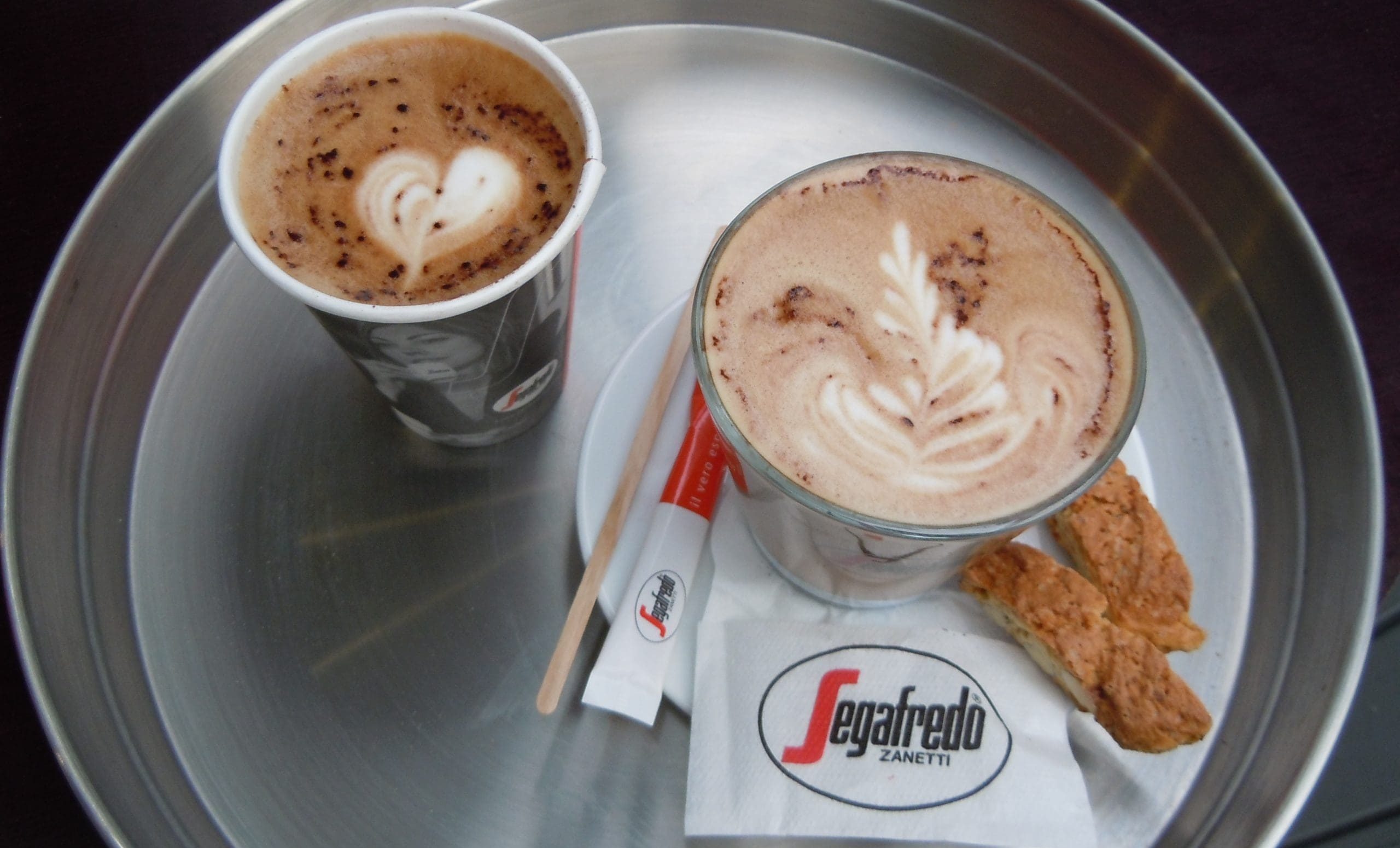 Italienske kaffedrikke – espresso, cappuccino og latte macchiato serveret af Café Apes barista