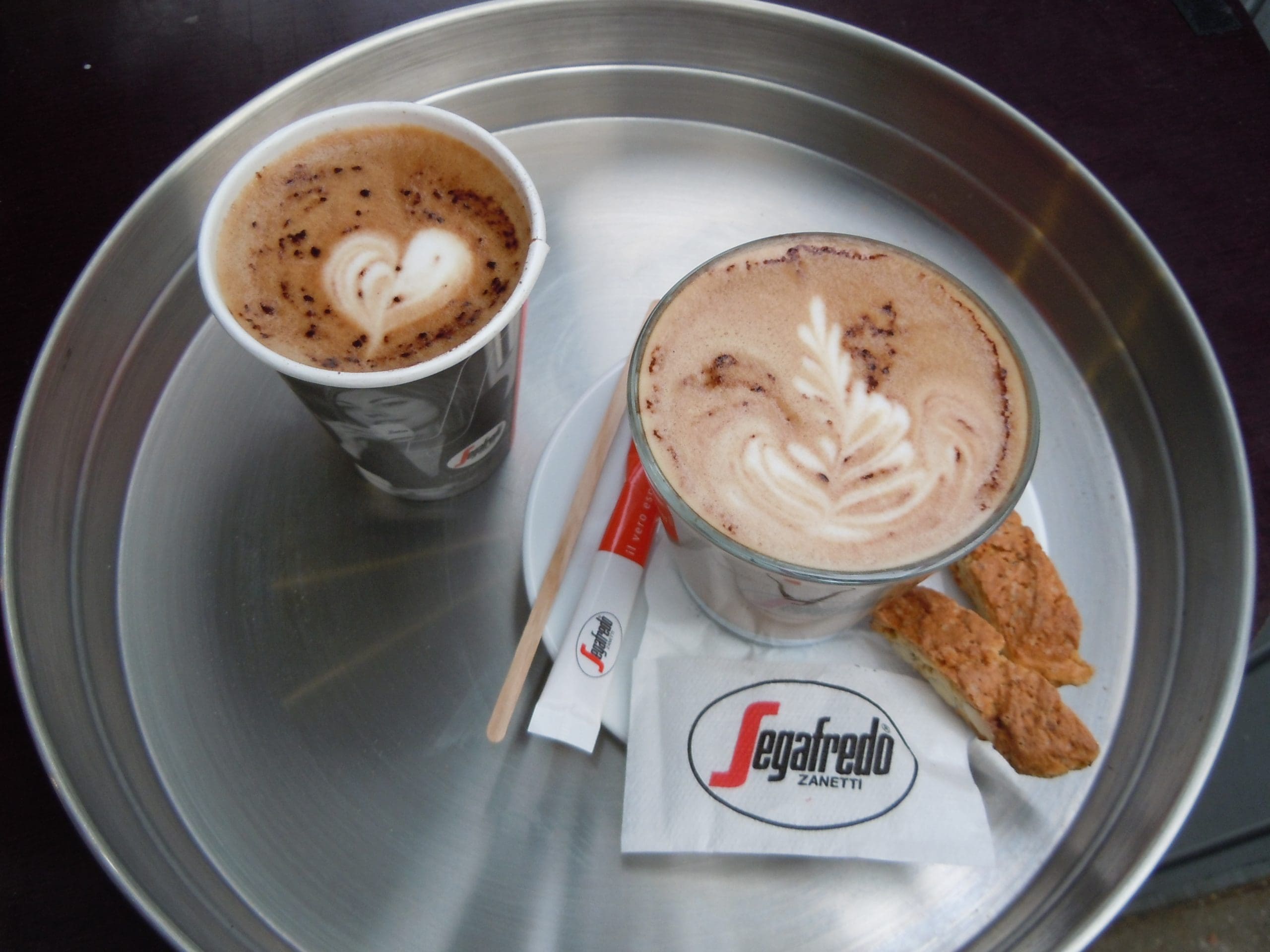 Italienske kaffedrikke – espresso, cappuccino og latte macchiato serveret af Café Apes barista